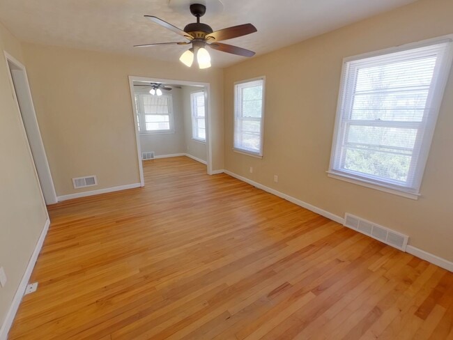 1027 N Old Manor Rd in Wichita, KS - Building Photo - Building Photo