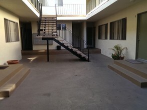 275 Lucas Ave-Unit -16 in Los Angeles, CA - Building Photo - Building Photo