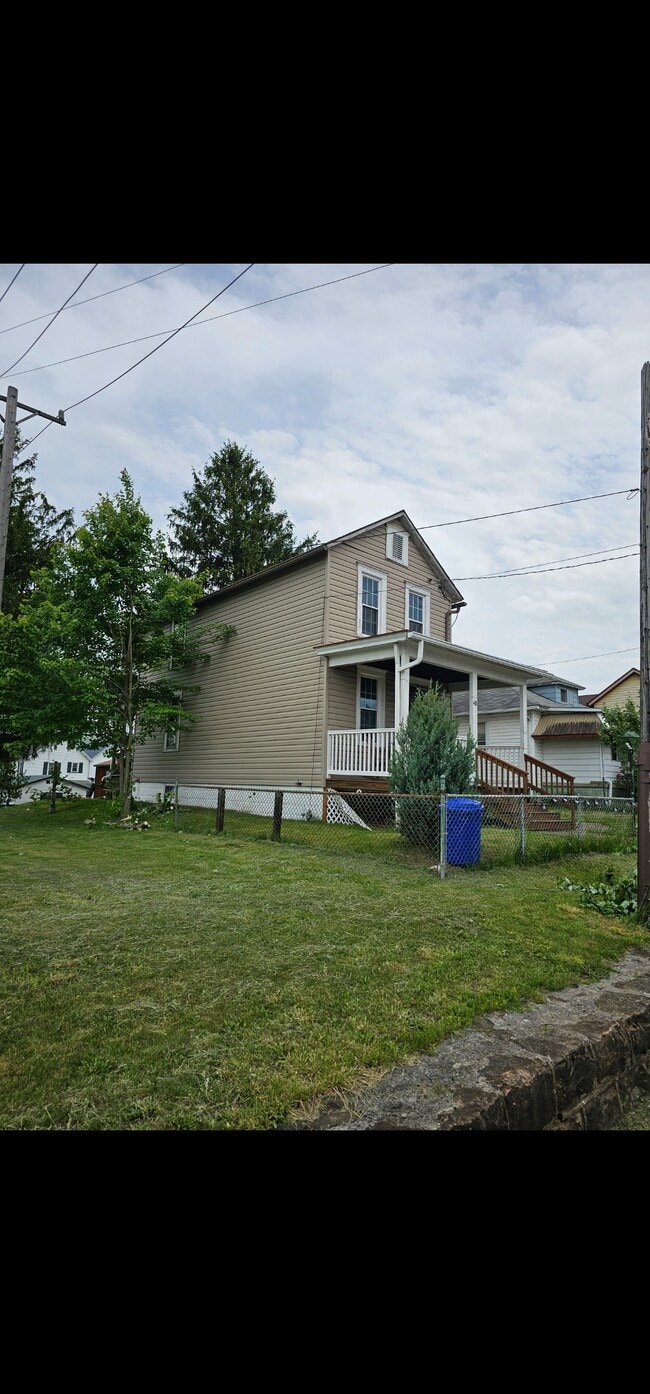 48 Clark St in Uniontown, PA - Building Photo - Building Photo