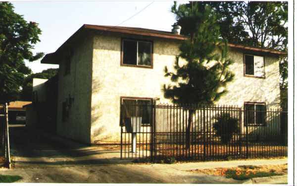 239 E Johson St in Compton, CA - Foto de edificio