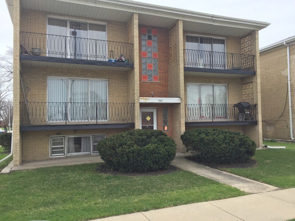 5901 W 79th St in Burbank, IL - Building Photo