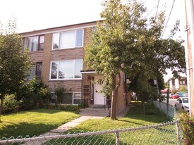 2 Lanark Av in Toronto, ON - Building Photo