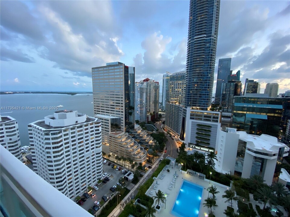 950 Brickell Bay Dr in Miami, FL - Building Photo