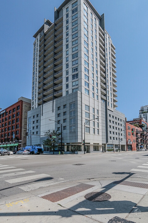 330 W Grand Ave in Chicago, IL - Building Photo