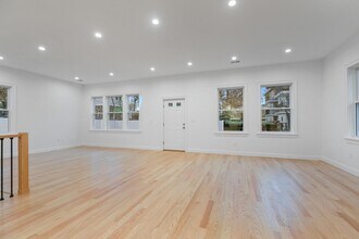 14 Newell Rd, Unit 14 in Brookline, MA - Building Photo - Building Photo