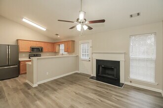 9447 Rollinghills Dr in Jonesboro, GA - Foto de edificio - Building Photo