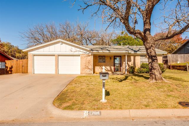1204 Julie St in Weatherford, TX - Building Photo - Building Photo