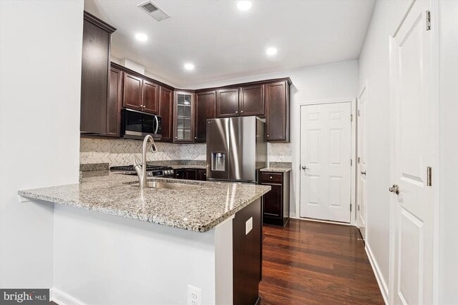 44075 Peirosa Terrace in Chantilly, VA - Building Photo - Building Photo