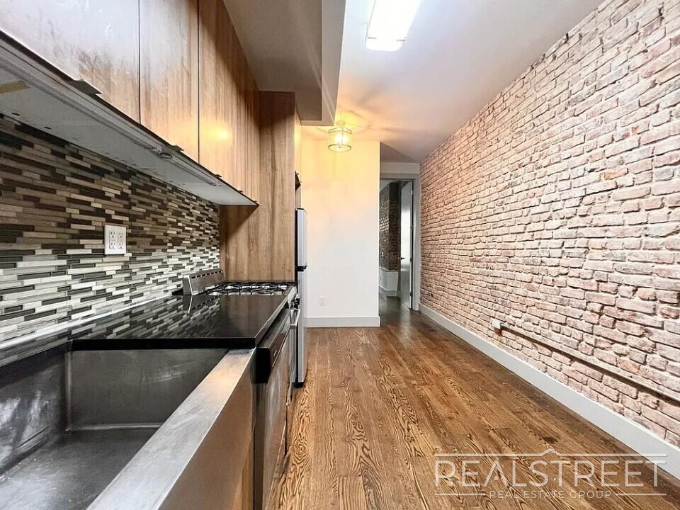 True 4 Bedroom layout — no flex, no railroad - Massive full-floor basement with second private entra in Brooklyn, NY - Foto de edificio