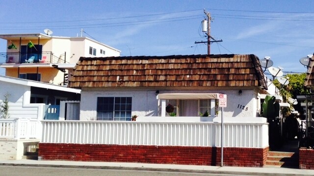 1128 W Balboa Blvd in Newport Beach, CA - Foto de edificio