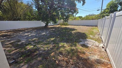 250 Ipswich St in Boca Raton, FL - Building Photo - Building Photo