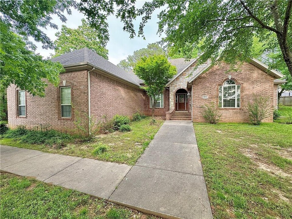2914 S College Dr in Fayetteville, AR - Building Photo