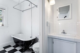 2318 SW Osage St-Unit -2318A in Portland, OR - Building Photo - Building Photo