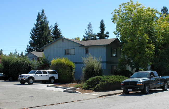 28-34 Lark Center Dr in Santa Rosa, CA - Foto de edificio - Building Photo