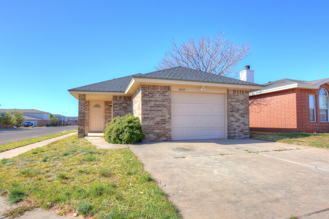 5849 6th St in Lubbock, TX - Building Photo