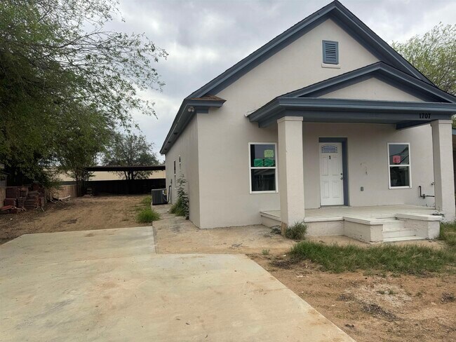 1707 Laredo St in Laredo, TX - Building Photo - Building Photo