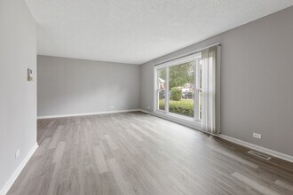 135 Encina Dr in Naperville, IL - Building Photo - Building Photo