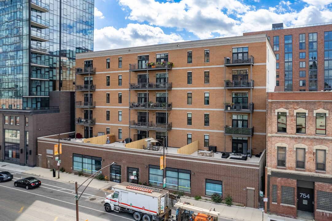 740 N Milwaukee Ave in Chicago, IL - Foto de edificio