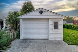 6151 Helen St in Garden City, MI - Building Photo - Building Photo