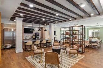 Album Matthews 55+ Active Adult Apartments in Matthews, NC - Foto de edificio - Building Photo