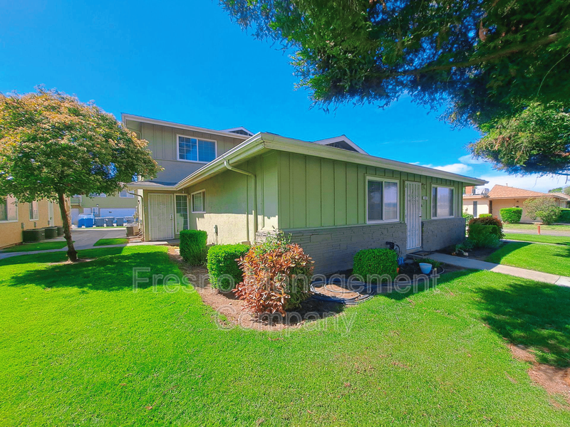 496 W Alamos Ave in Clovis, CA - Building Photo