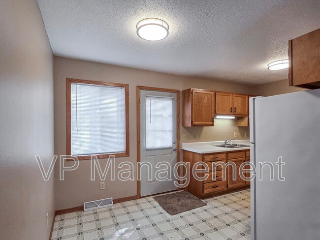7 Park Crest Ct in Eldridge, IA - Building Photo - Building Photo