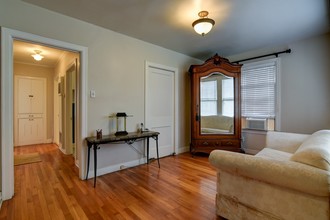 301 Montclair St in Alamo Heights, TX - Foto de edificio - Building Photo