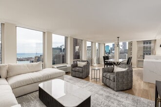 111 E Chestnut St in Chicago, IL - Building Photo - Building Photo