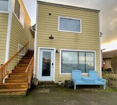 1410 Bay Ave in Ocean Park, WA - Building Photo