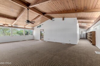 6140 E Peak View Rd in Cave Creek, AZ - Foto de edificio - Building Photo