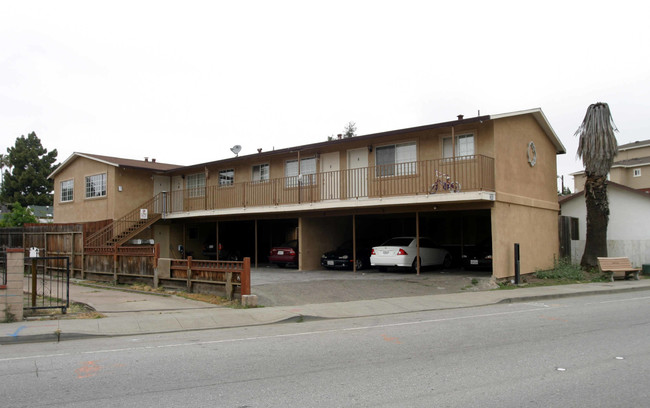 2343 University Ave in East Palo Alto, CA - Foto de edificio - Building Photo