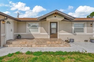 304 San Carlos Ave in North Port, FL - Building Photo