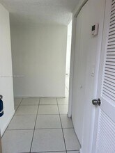 17500 NW 68th Ave in Hialeah, FL - Foto de edificio - Building Photo