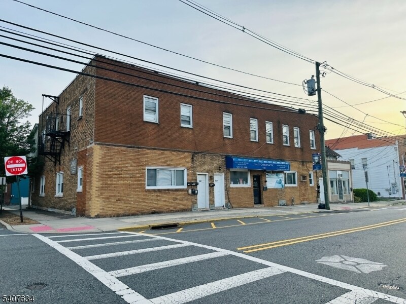 528 Valley Brook Ave in Lyndhurst, NJ - Building Photo