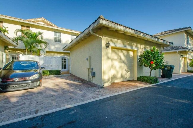 1077 NW 18th Ave in Boca Raton, FL - Building Photo - Building Photo