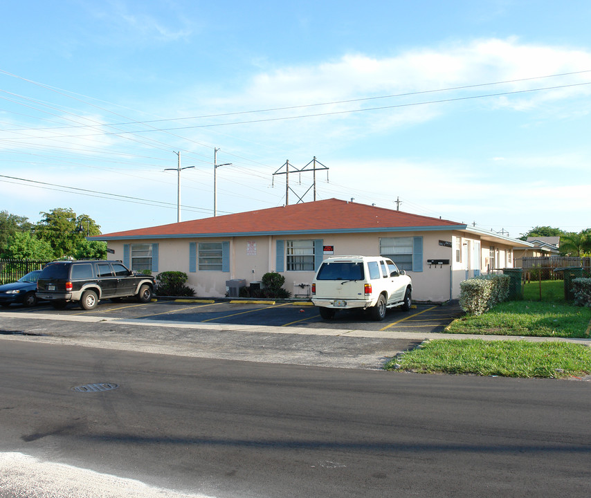 5411 NW 22nd St in Fort Lauderdale, FL - Building Photo