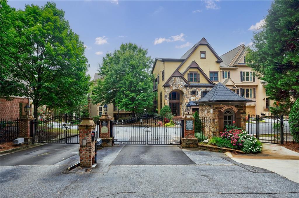 1939 Saxon Valley Cir NE in Atlanta, GA - Building Photo