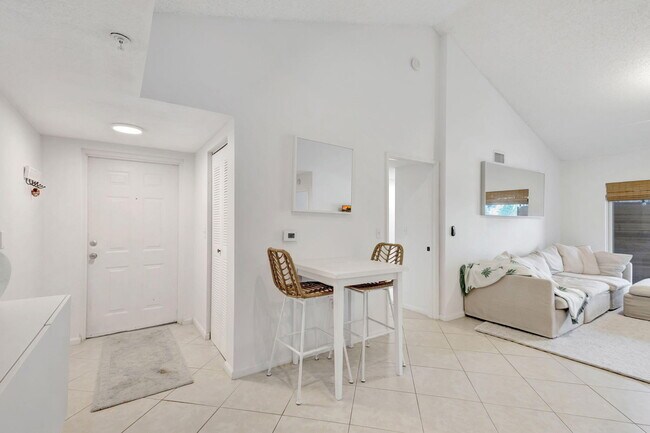 284 Village Blvd in Tequesta, FL - Building Photo - Building Photo