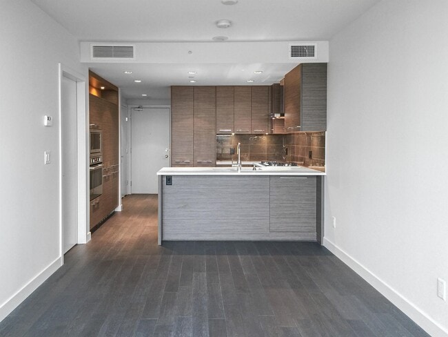 7488-7488 Lansdowne Rd in Richmond, BC - Building Photo - Building Photo