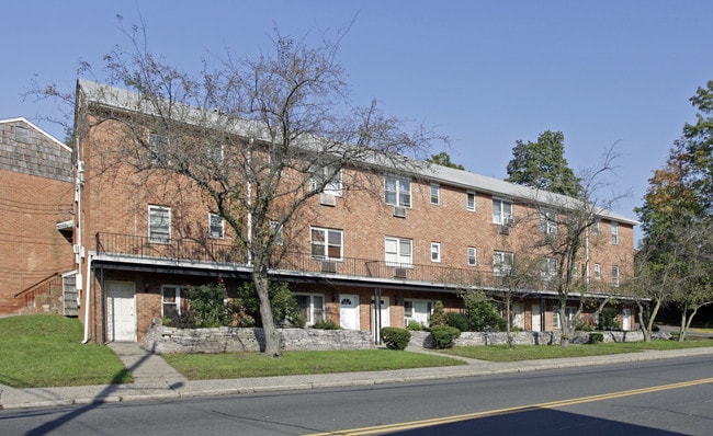 Imperial Gardens in Spring Valley, NY - Foto de edificio - Building Photo