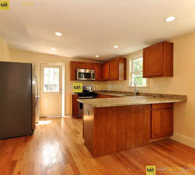 35 Pratt St, Unit 1 in Boston, MA - Foto de edificio - Building Photo