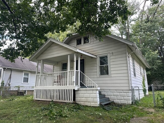 property at 2221 N Ellis St