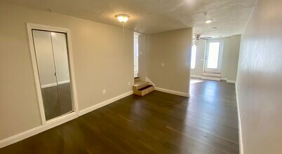 28 Hinckley St, Unit 1R in Somerville, MA - Foto de edificio - Building Photo