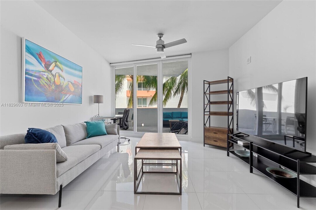 225 Collins Ave in Miami Beach, FL - Building Photo