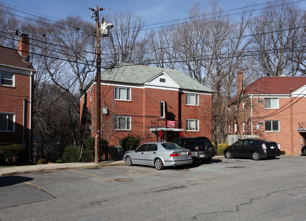 8208 Houston Ct in Takoma Park, MD - Foto de edificio