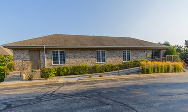 Meadow Ridge Apartments in Pewaukee, WI - Foto de edificio - Building Photo