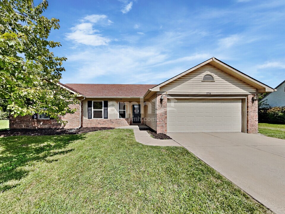 7576 Gold Coin Dr in Avon, IN - Foto de edificio