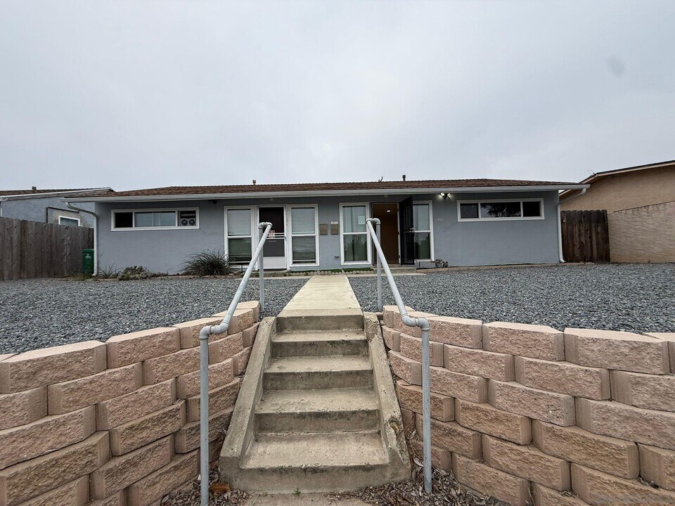 4384 Clairemont Dr in San Diego, CA - Building Photo