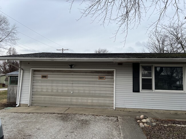 313 E Elm St in Piper City, IL - Building Photo - Building Photo