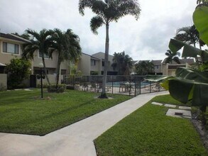 139 Sparrow Dr in Royal Palm Beach, FL - Building Photo - Building Photo